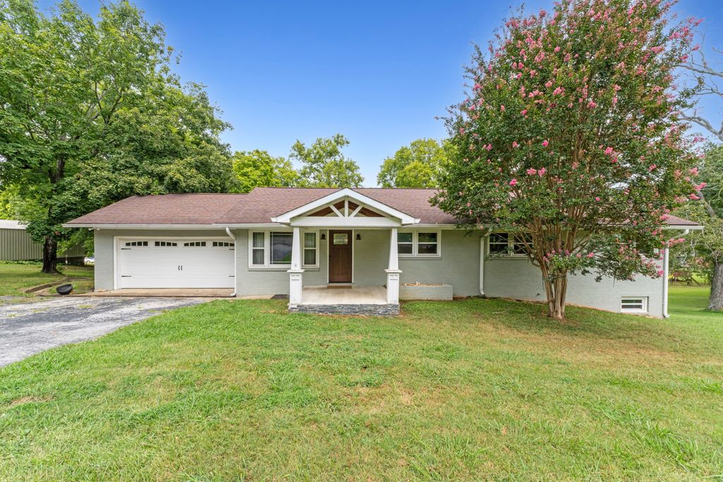 1833 Hillwood Dr, Fayetteville, TN 37334