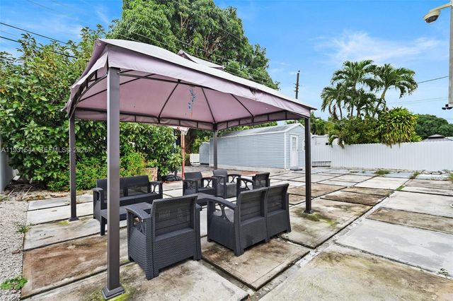 141 E 52nd Pl, Hialeah, FL 33013