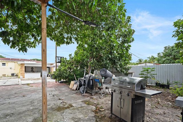 141 E 52nd Pl, Hialeah, FL 33013