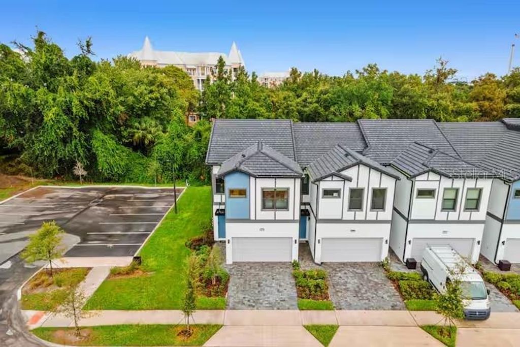 Image 2 of property listing at 10437 EBB TIDE LANE, Orlando, FL 32821