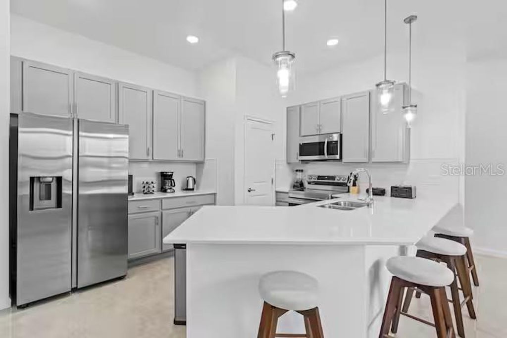 Image 4 of property listing at 10437 EBB TIDE LANE, Orlando, FL 32821