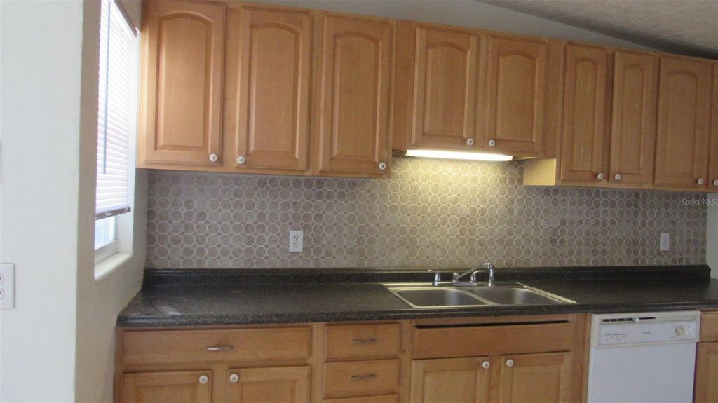 Image 7 of property listing at 2211 EMORY AVENUE, Bradenton, FL 34207