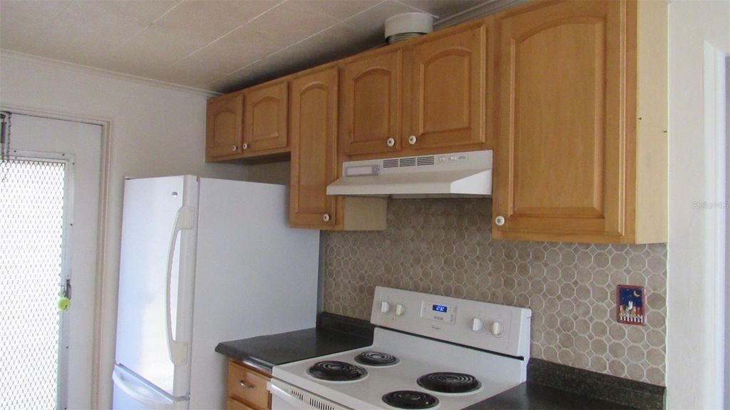 Image 8 of property listing at 2211 EMORY AVENUE, Bradenton, FL 34207