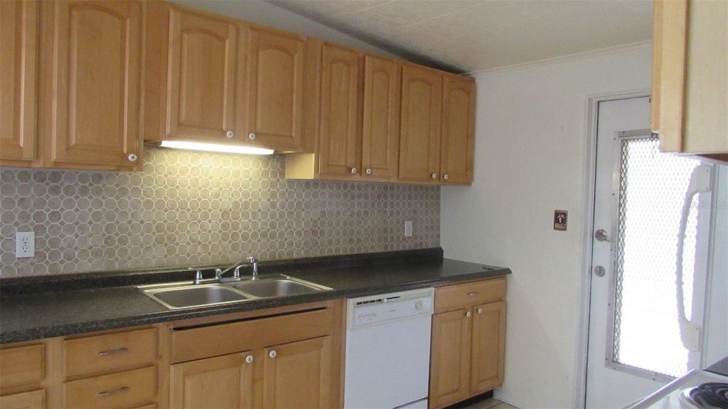Image 9 of property listing at 2211 EMORY AVENUE, Bradenton, FL 34207