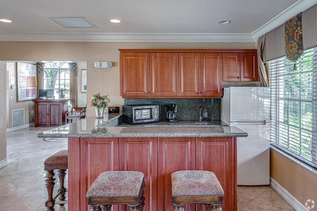 1068 N Benoist Farms Road 312, West Palm Beach, FL 33411