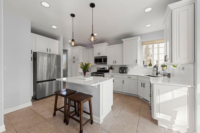 621 Western Drive, North Aurora, IL 60542