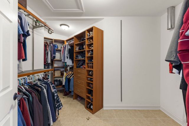 621 Western Drive, North Aurora, IL 60542