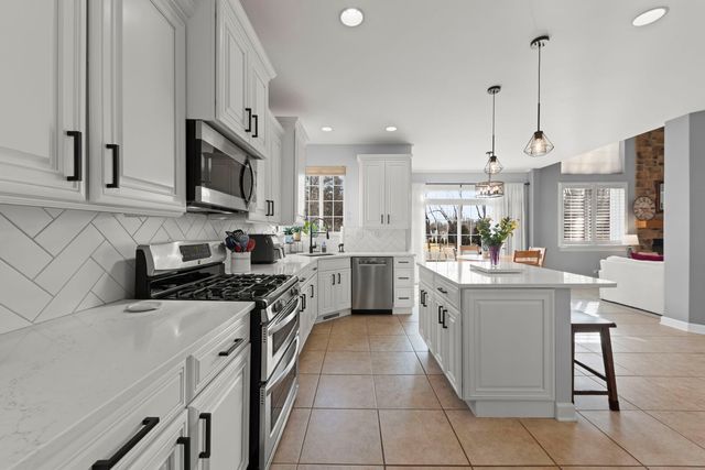 621 Western Drive, North Aurora, IL 60542