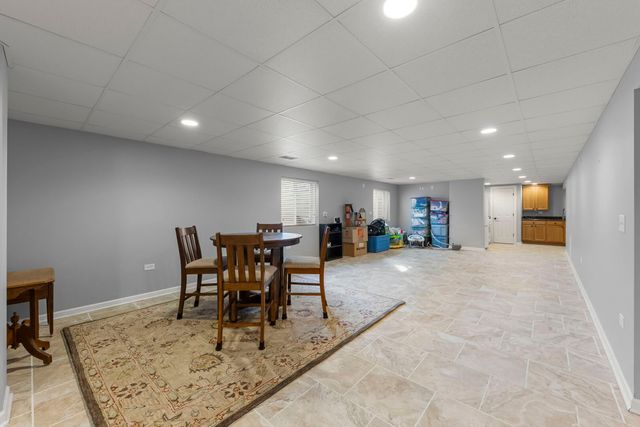 621 Western Drive, North Aurora, IL 60542