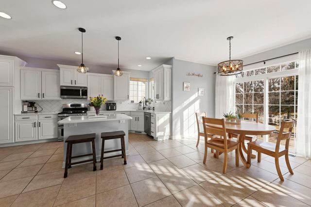 621 Western Drive, North Aurora, IL 60542