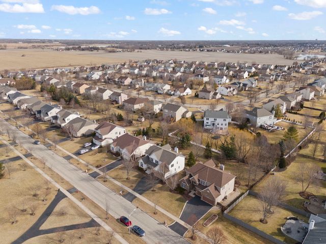 621 Western Drive, North Aurora, IL 60542