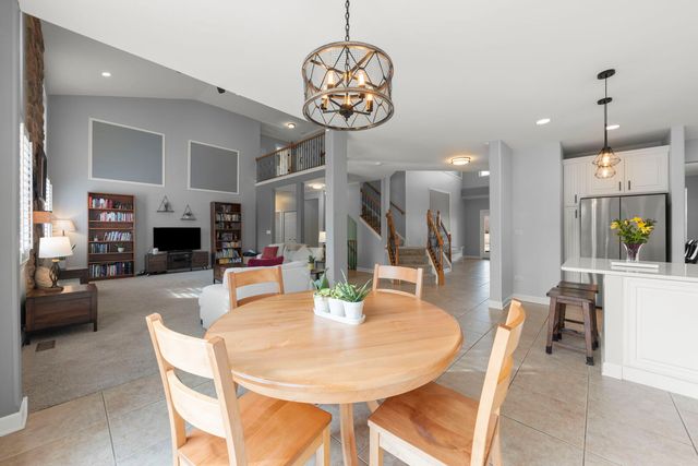 621 Western Drive, North Aurora, IL 60542