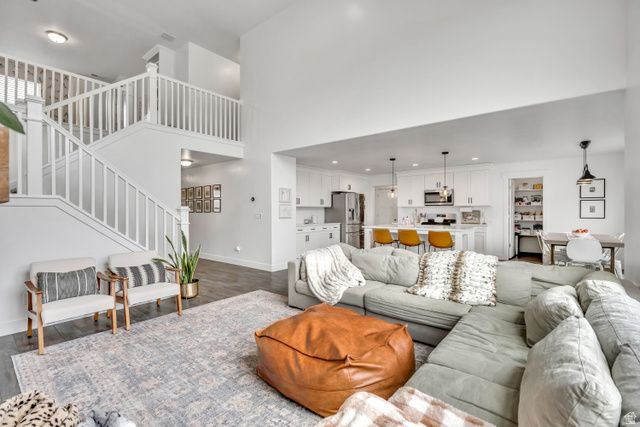 156 N VALCREST DR, Saratoga Springs, UT 84045