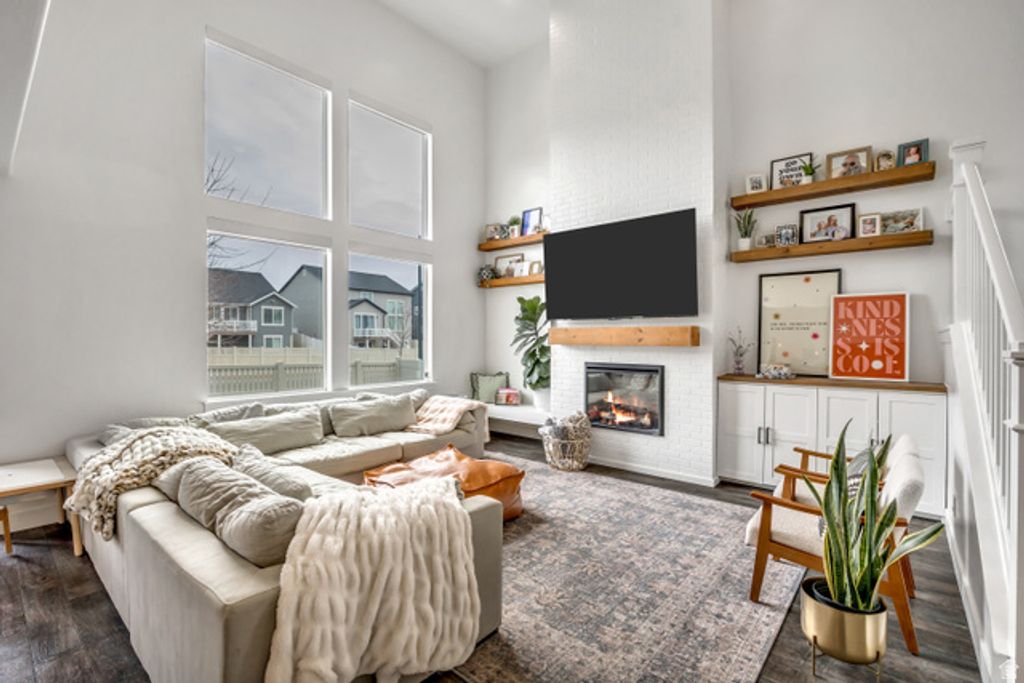 Image 2 of property listing at 156 N VALCREST DR, Saratoga Springs, UT 84045