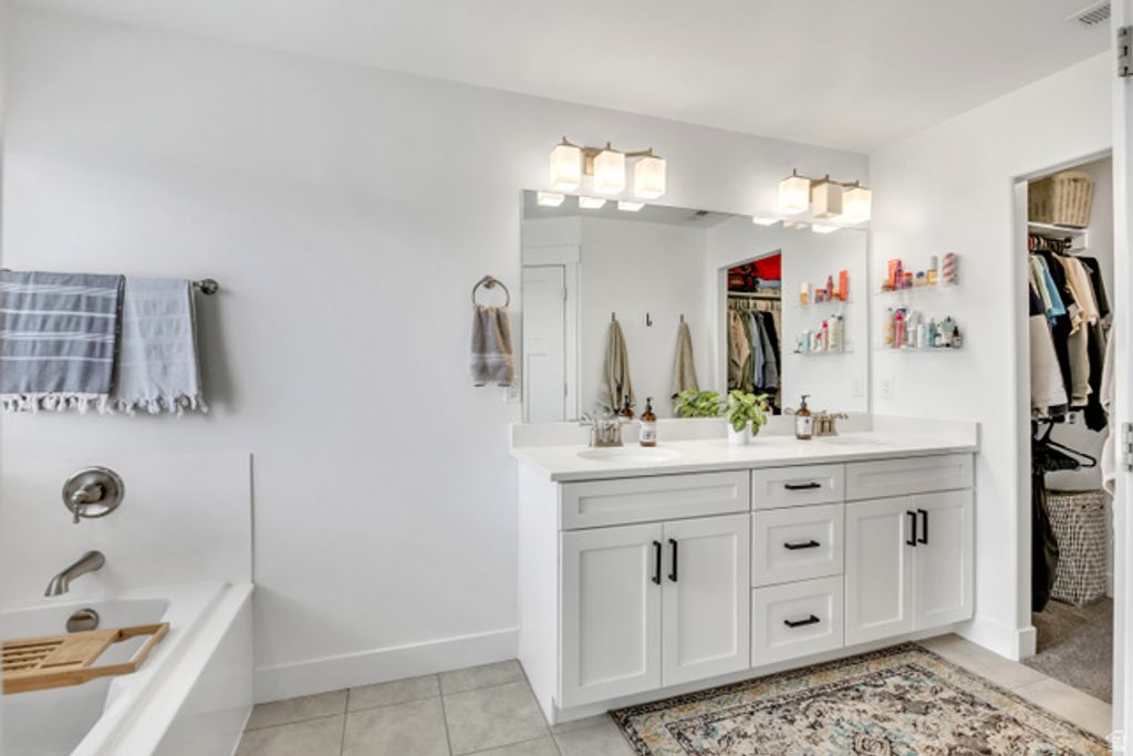 Image 18 of property listing at 156 N VALCREST DR, Saratoga Springs, UT 84045