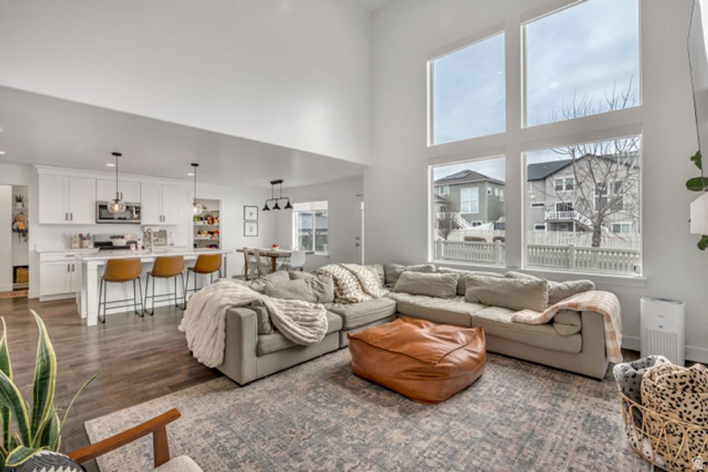 Image 3 of property listing at 156 N VALCREST DR, Saratoga Springs, UT 84045