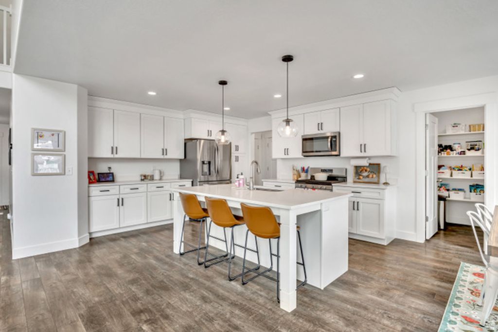 Image 6 of property listing at 156 N VALCREST DR, Saratoga Springs, UT 84045