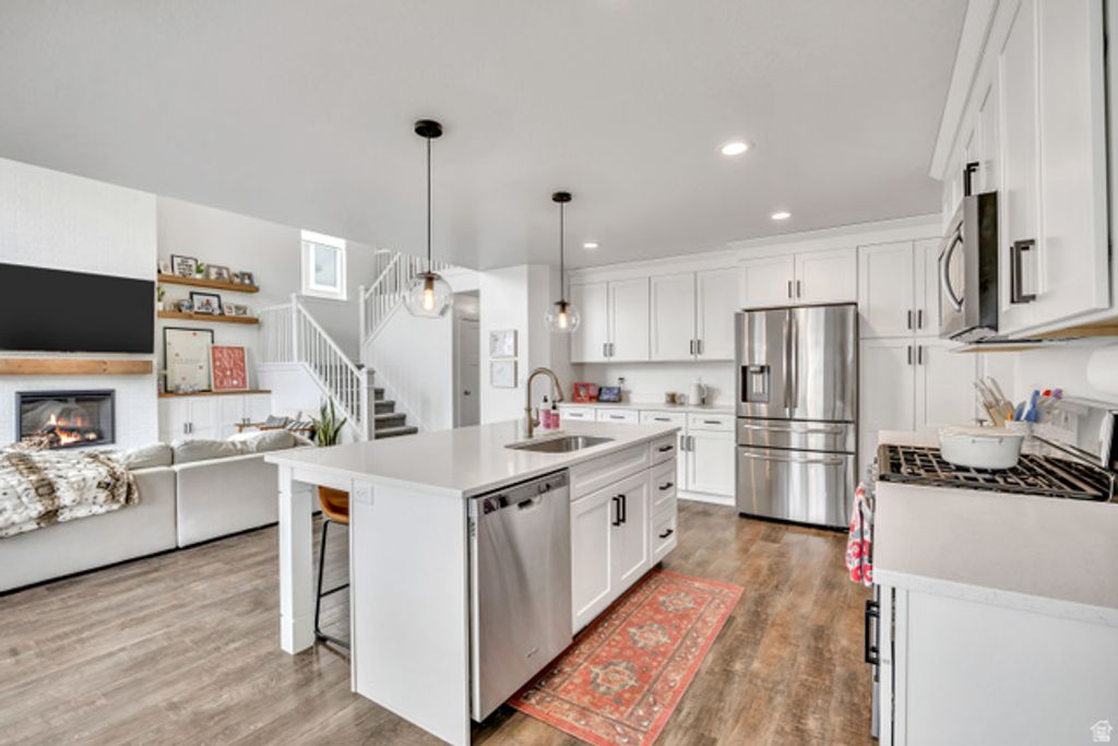 Image 7 of property listing at 156 N VALCREST DR, Saratoga Springs, UT 84045