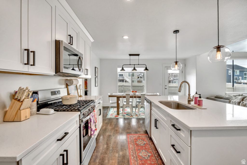 Image 8 of property listing at 156 N VALCREST DR, Saratoga Springs, UT 84045