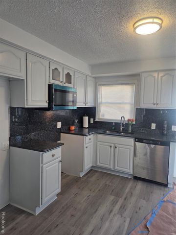 1121 S Meadowbrook Street E, Inkster, MI 48141