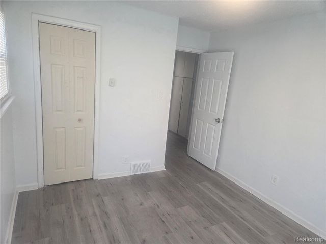 1121 S Meadowbrook Street E, Inkster, MI 48141