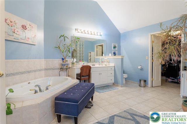 519 Rose Inn Avenue, Bushkill Twp, PA 18064