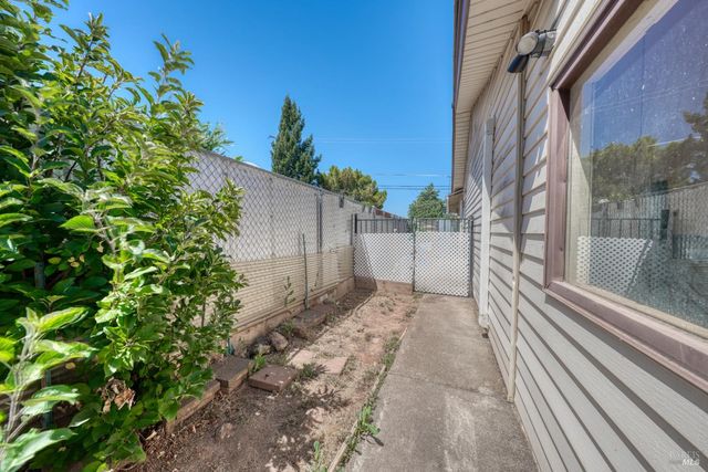 10241 Fairway Dr, Kelseyville, CA 95451