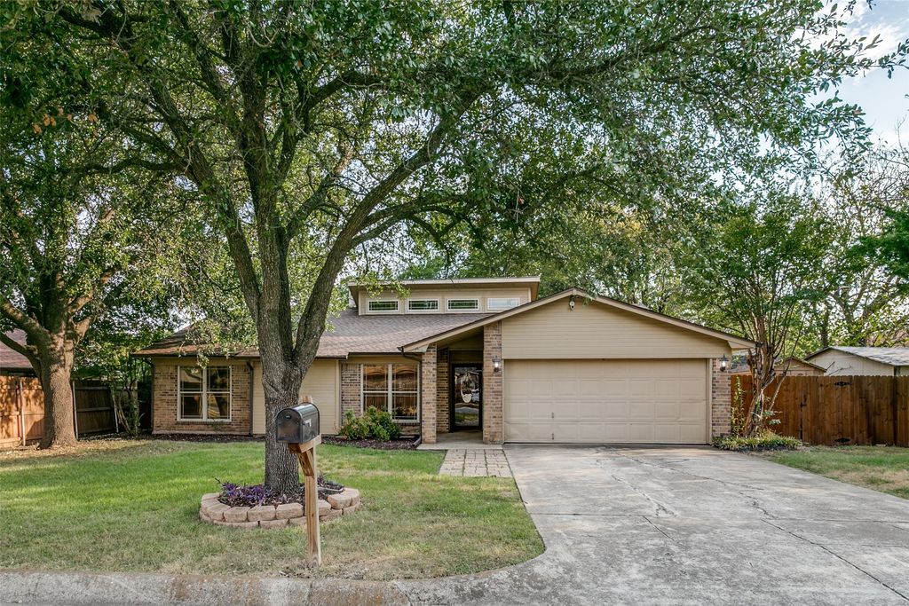 904 Dewey Scott Street, Benbrook, TX 76126 — exterior