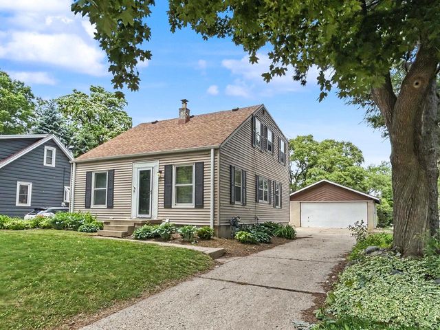 10918 W Wells STREET, Wauwatosa, WI 53226
