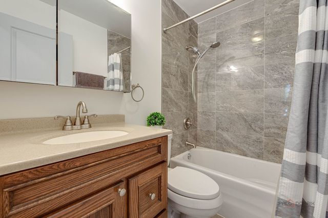 14 Wander Way, Lake In The Hills, IL 60156