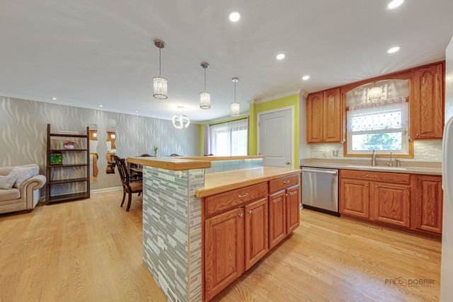 14 Wander Way, Lake In The Hills, IL 60156