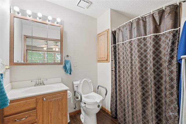 140 35th Street Dr SE 4, Cedar Rapids, IA 52403
