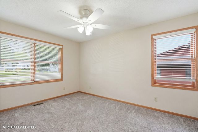 140 35th Street Dr SE 4, Cedar Rapids, IA 52403