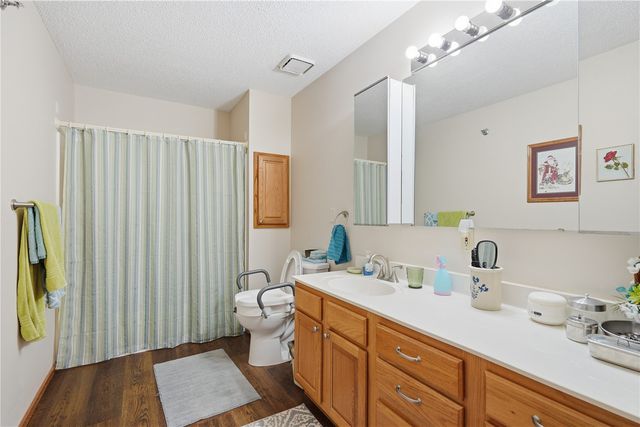 140 35th Street Dr SE 4, Cedar Rapids, IA 52403