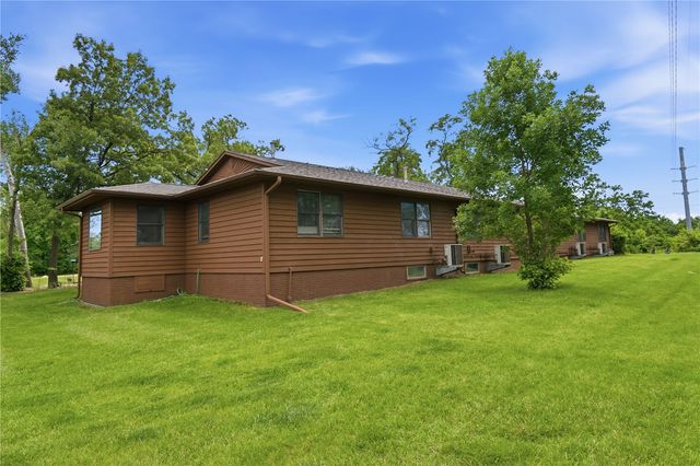 140 35th Street Dr SE 4, Cedar Rapids, IA 52403