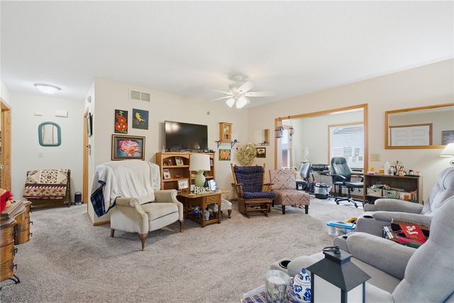 140 35th Street Dr SE 4, Cedar Rapids, IA 52403