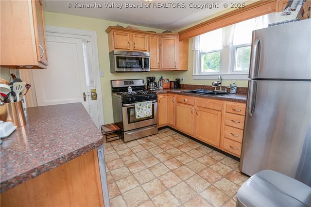 902 S B Street, St Albans, WV 25177