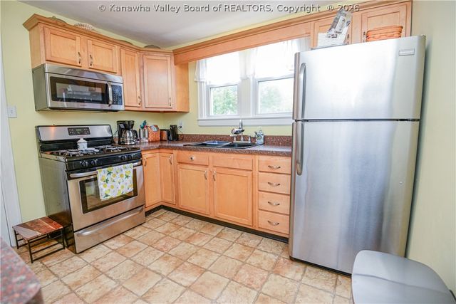 902 S B Street, St Albans, WV 25177