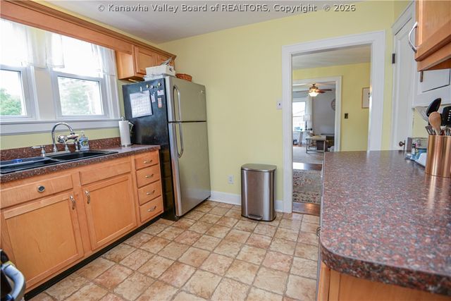 902 S B Street, St Albans, WV 25177