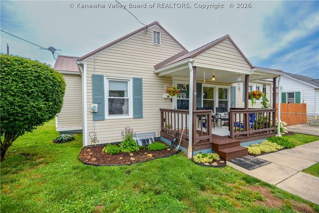 902 S B Street, St Albans, WV 25177