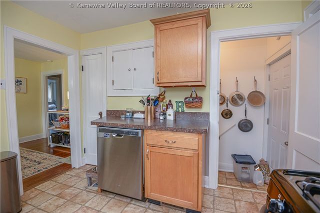 902 S B Street, St Albans, WV 25177
