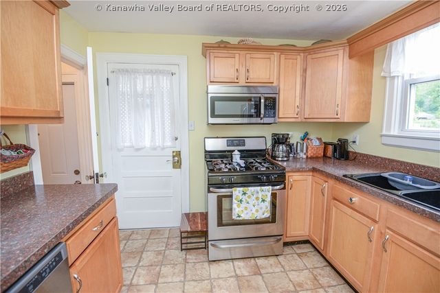 902 S B Street, St Albans, WV 25177