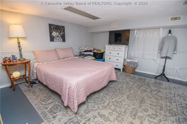 902 S B Street, St Albans, WV 25177