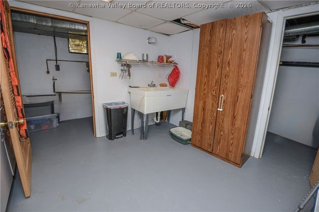 902 S B Street, St Albans, WV 25177