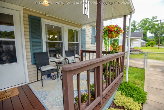 902 S B Street, St Albans, WV 25177