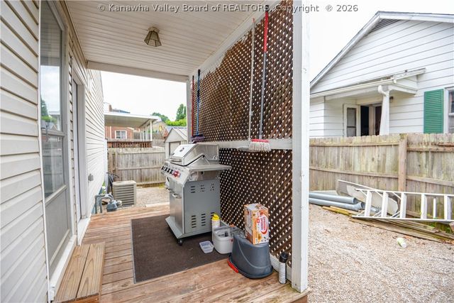 902 S B Street, St Albans, WV 25177
