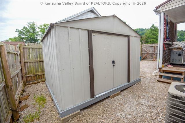902 S B Street, St Albans, WV 25177