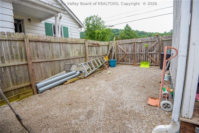 902 S B Street, St Albans, WV 25177