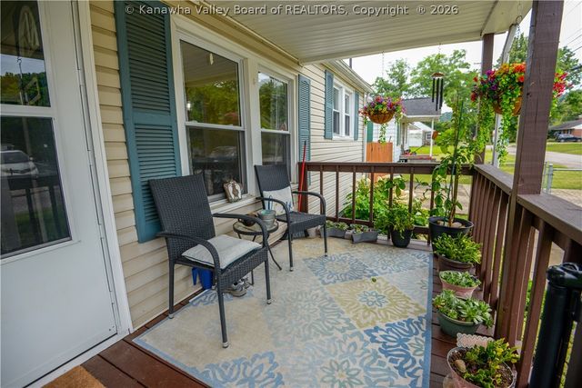902 S B Street, St Albans, WV 25177