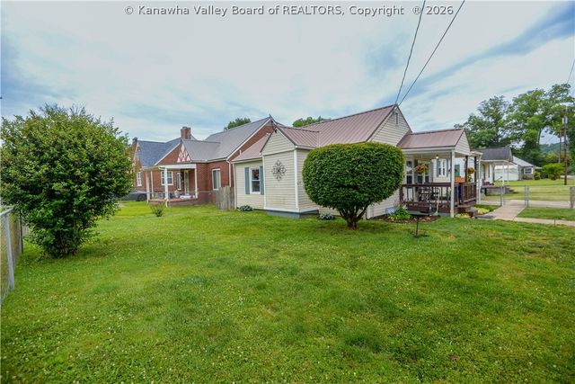 902 S B Street, St Albans, WV 25177